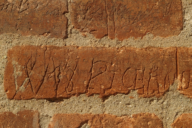 Nomi di persone incisi sui muri della Cittadella di Alessandria. 1898.  W 98 PICEANO.