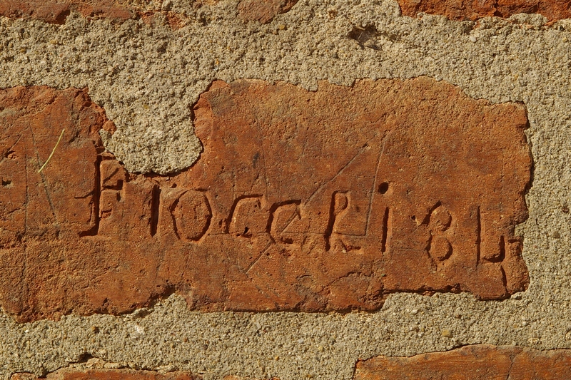 Nomi di persone incisi sui muri della Cittadella di Alessandria. 1884. FIOCCHI 84.