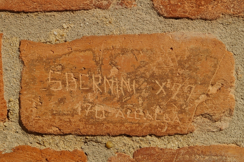 Nomi di persone incisi sui muri della Cittadella di Alessandria. 1977.  SBERNINI x 77 170 ALL'ALBA.