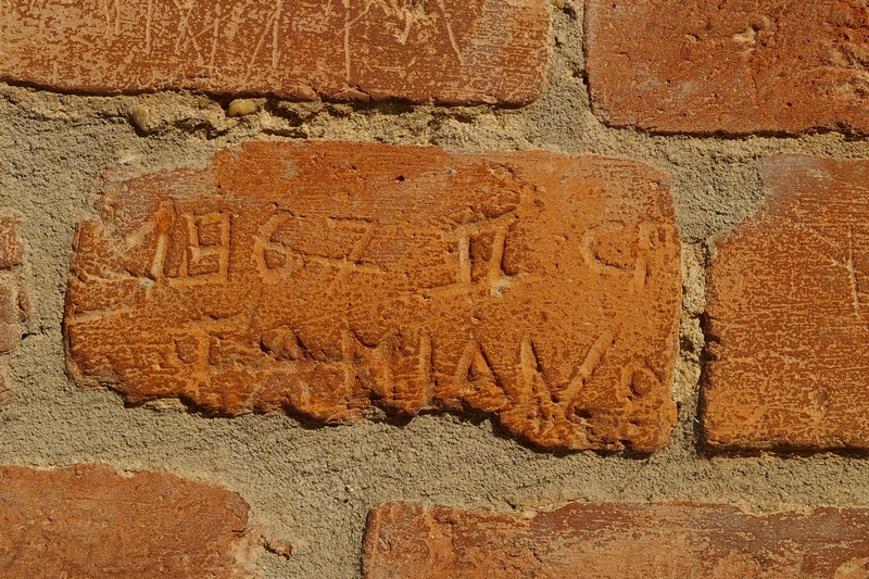 Nomi di persone incisi sui muri della Cittadella di Alessandria.  1967 II CP DAMIANO.