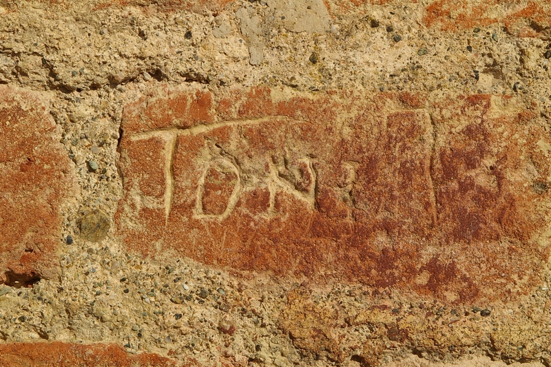 Nomi di persone incisi sui muri della Cittadella di Alessandria. TONI.