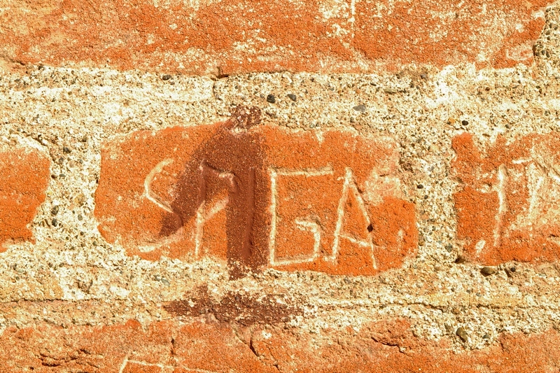 Nomi di persone incisi sui muri della Cittadella di Alessandria. SPIGA.