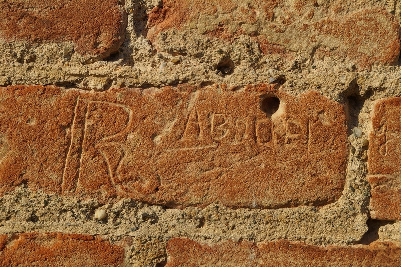 Nomi di persone incisi sui muri della Cittadella di Alessandria. R. Abogai.