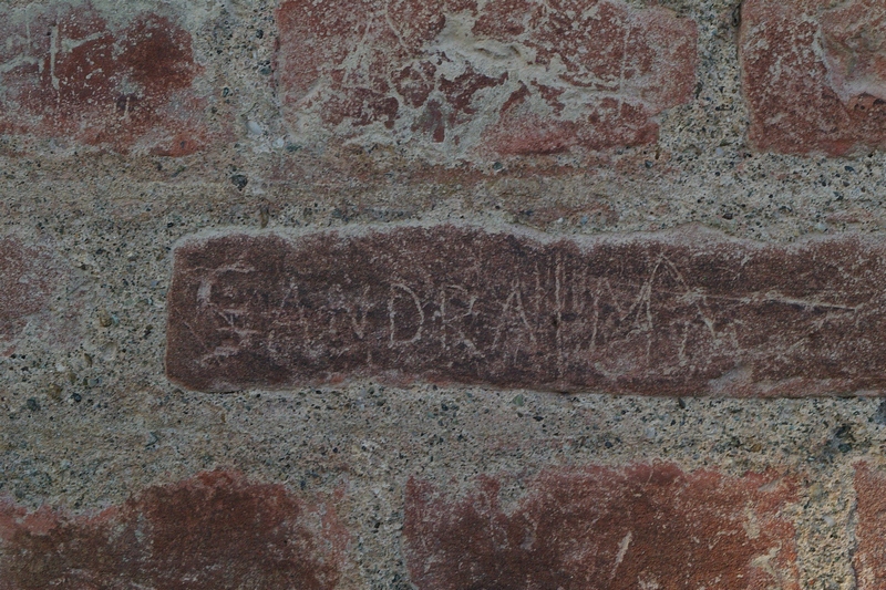 Nomi di persone incisi sui muri della Cittadella di Alessandria. SANDRA / MIA.