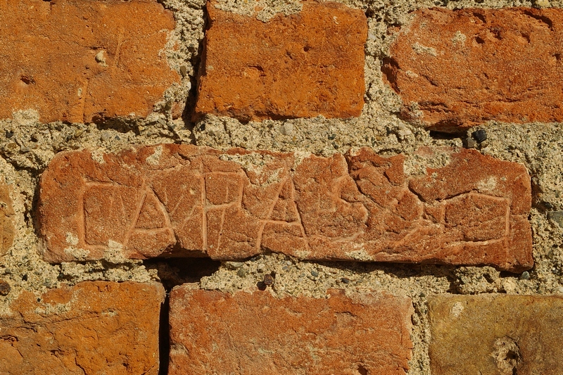 Nomi di persone incisi sui muri della Cittadella di Alessandria. CAPASSO.