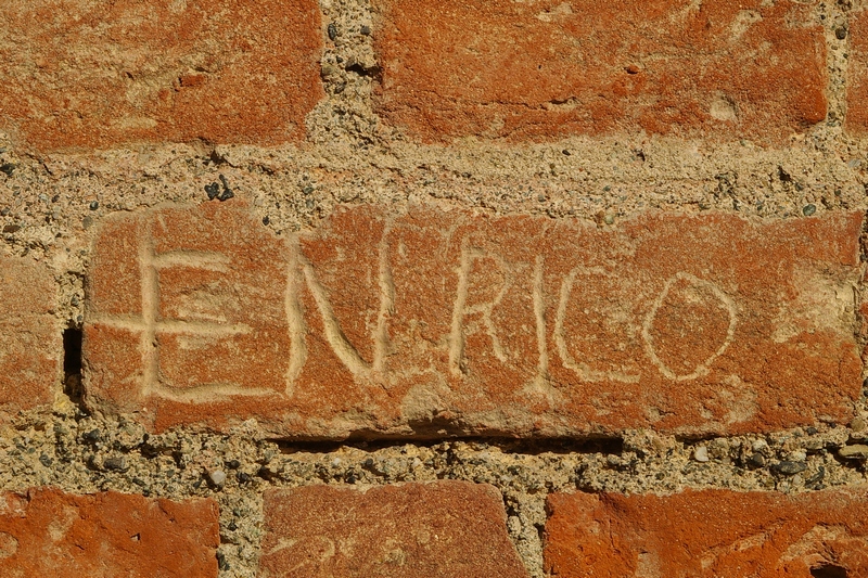 Nomi di persone incisi sui muri della Cittadella di Alessandria. ENRICO.