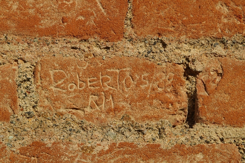 Nomi di persone incisi sui muri della Cittadella di Alessandria. 1988. ROBERTO 5/88 RM.