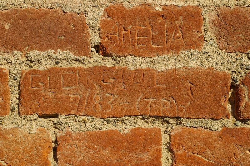 Nomi di persone incisi sui muri della Cittadella di Alessandria. 1983.  AMELIA GIORGIO E 7/83 (TR).