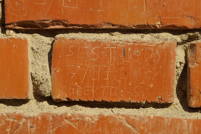 Nomi di persone incisi sui muri della Cittadella di Alessandria. 1983.  SESTU (CA) 7/83 ROBERTO S.