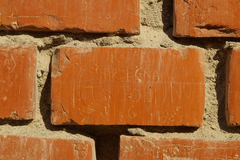 Nomi di persone incisi sui muri della Cittadella di Alessandria. 1983. SARDEGNA (TORTOLì) NO P.G 1983.