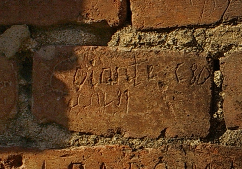 Nomi di persone incisi sui muri della Cittadella di Alessandria. 1880.  Coiante C80 CAL 95.