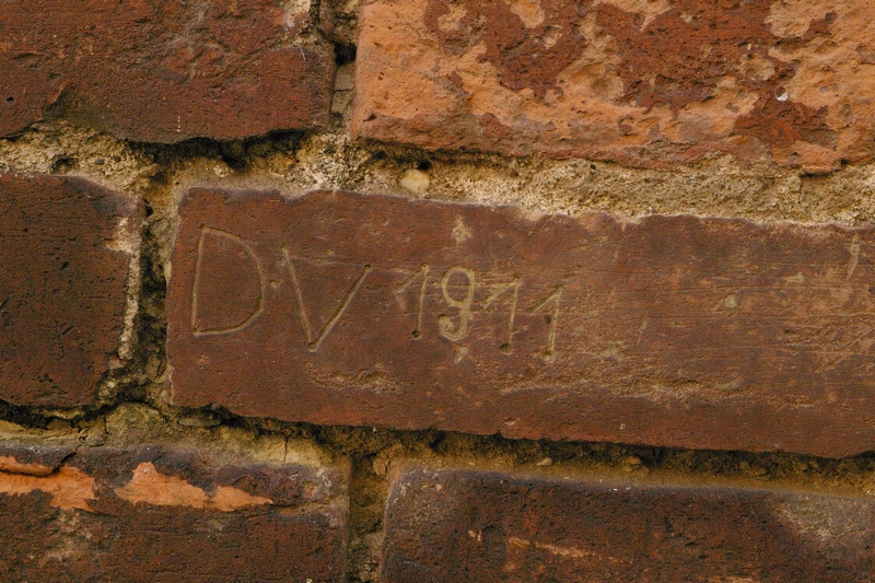 Nomi di persone incisi sui muri della Cittadella di Alessandria. DV. 1911.