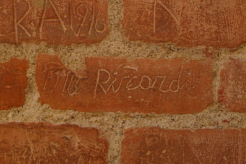 Nomi di persone incisi sui muri della Cittadella di Alessandria. 1910.  Riccardi.