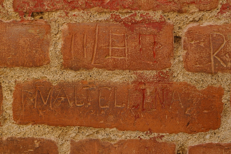 Nomi di persone incisi sui muri della Cittadella di Alessandria.1980.  II/80 R MALTELLINA.