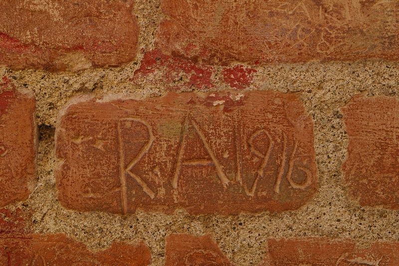 Nomi di persone incisi sui muri della Cittadella di Alessandria. RA 1916.