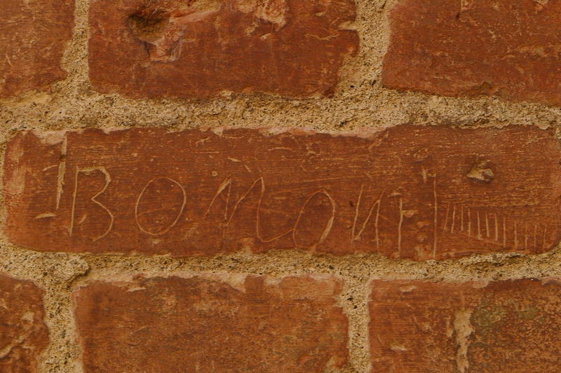 Nomi di persone incisi sui muri della Cittadella di Alessandria.BONOMI / IIIIIIIIIII.
