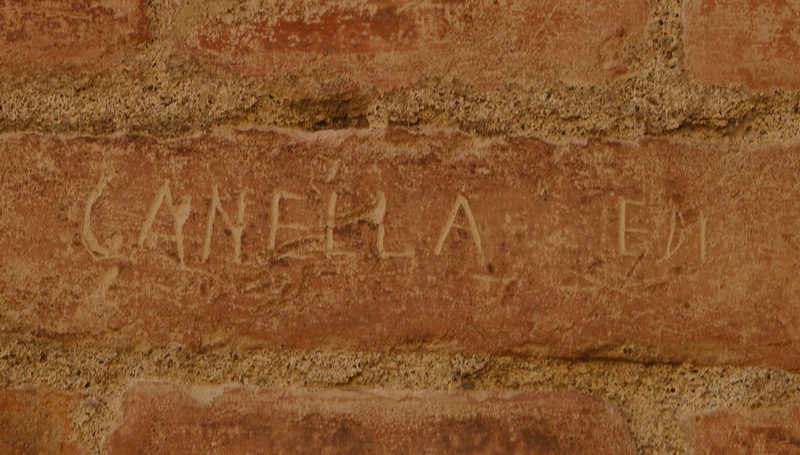 Nomi di persone incisi sui muri della Cittadella di Alessandria.CANELLA EDI.