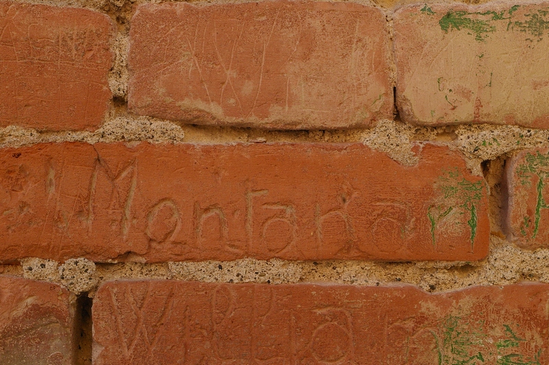 Nomi di persone incisi sui muri della Cittadella di Alessandria. W 916 CICCO.