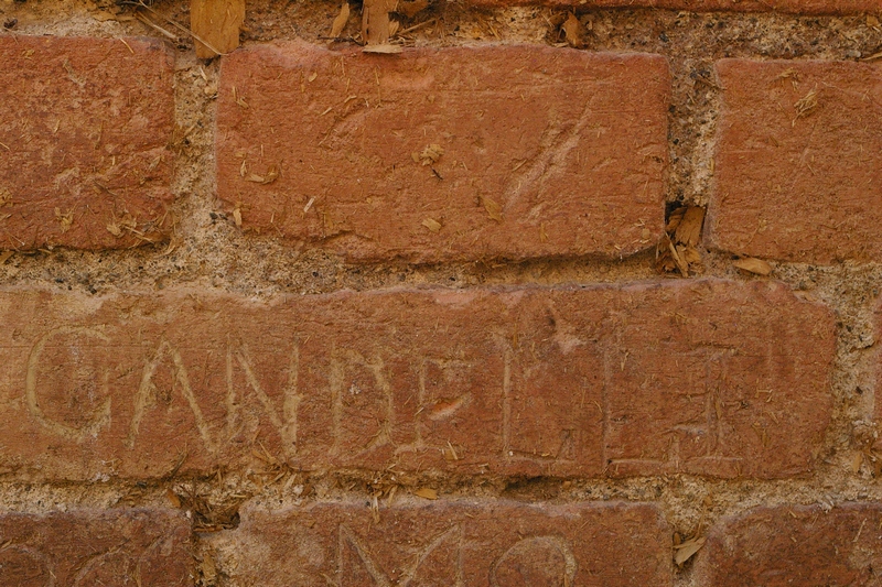 Nomi di persone incisi sui muri della Cittadella di Alessandria. CANDELLI.