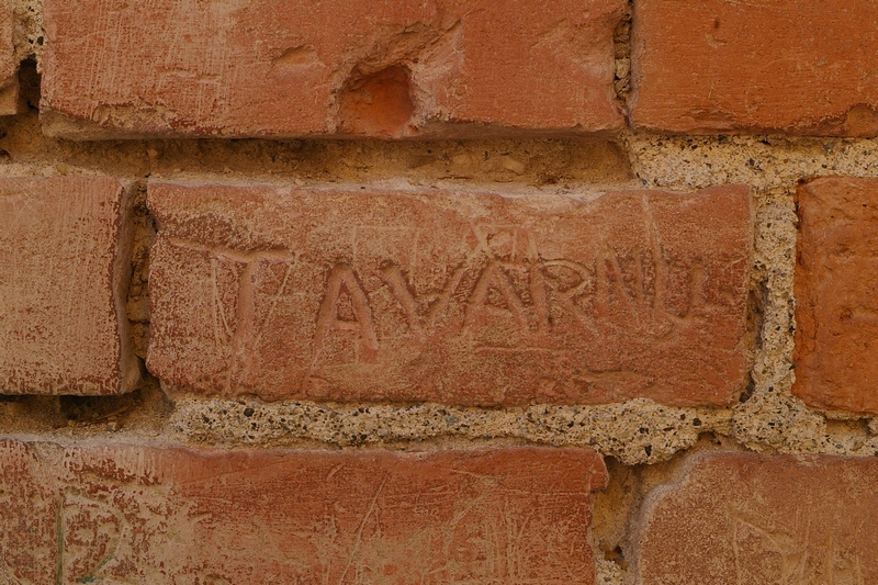 Nomi di persone incisi sui muri della Cittadella di Alessandria. TAVARNU.