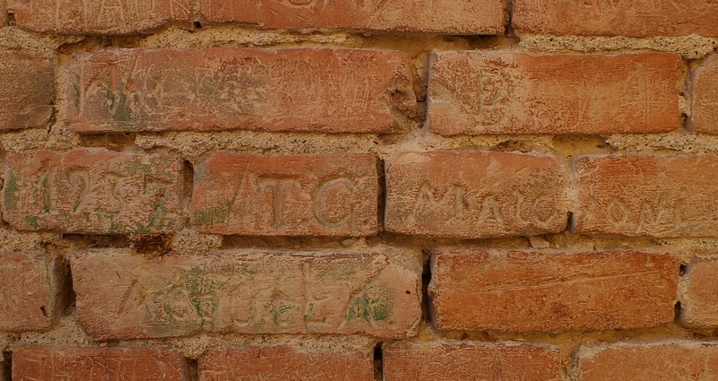 Nomi di persone incisi sui muri della Cittadella di Alessandria. 1937.  TG  Mal...ONI A.C OttA.