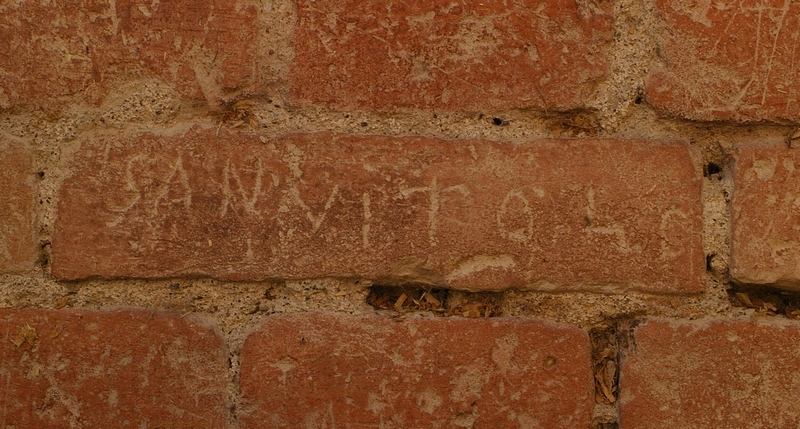 Nomi di persone incisi sui muri della Cittadella di Alessandria.1945. SANNITO 45.