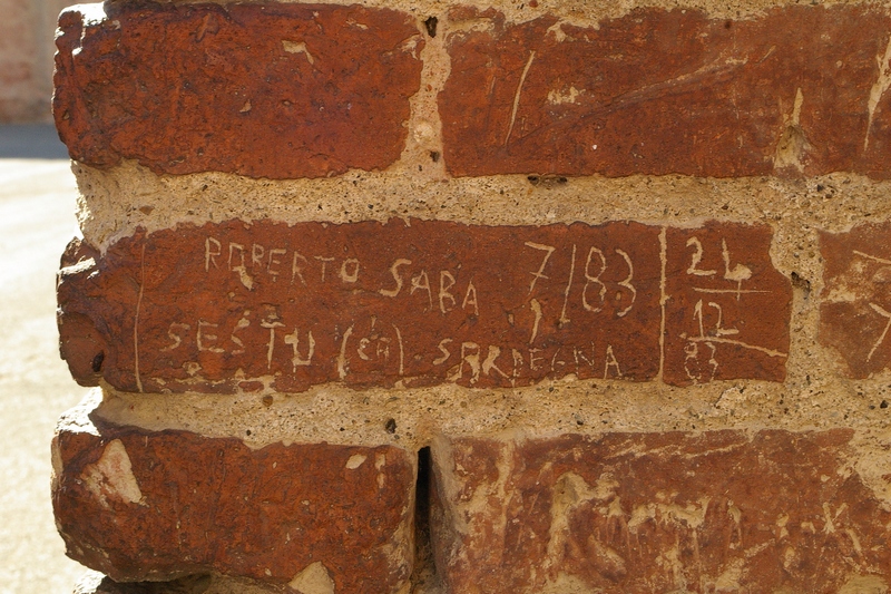Nomi di persone incisi sui muri della Cittadella di Alessandria. 1983. ROBERTO SARA 7/83 SESTU (CA)  SARDEGNA / 24-17-83.