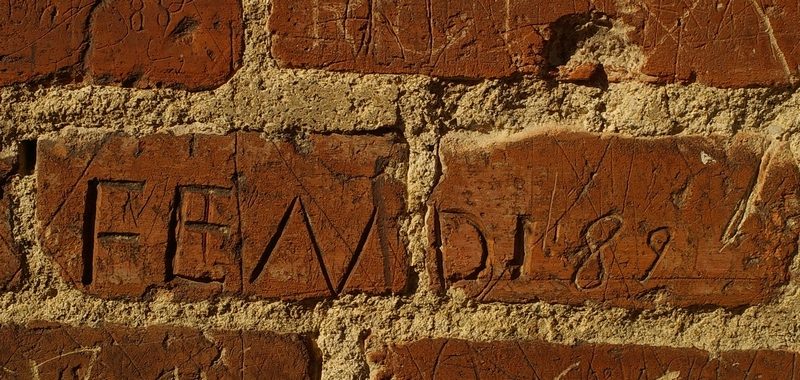 Nomi di persone incisi sui muri della Cittadella di Alessandria. 1889. FENDI 89.