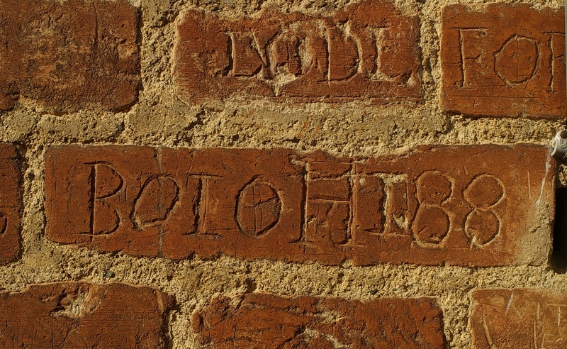 Nomi di persone incisi sui muri della Cittadella di Alessandria. 1888. BOIO H I 88.
