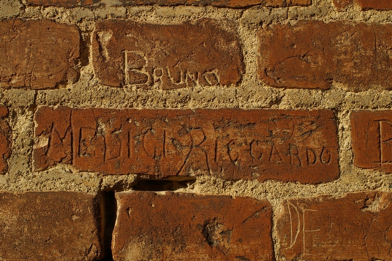 Nomi di persone incisi sui muri della Cittadella di Alessandria. MEDICI RICCARDO.