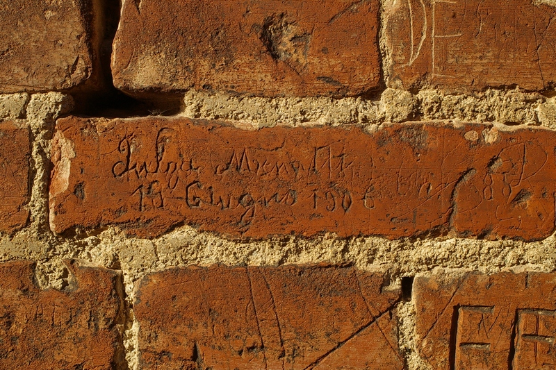Nomi di persone incisi sui muri della Cittadella di Alessandria. Lulga (?) Menatti 19 Giugno 1906.