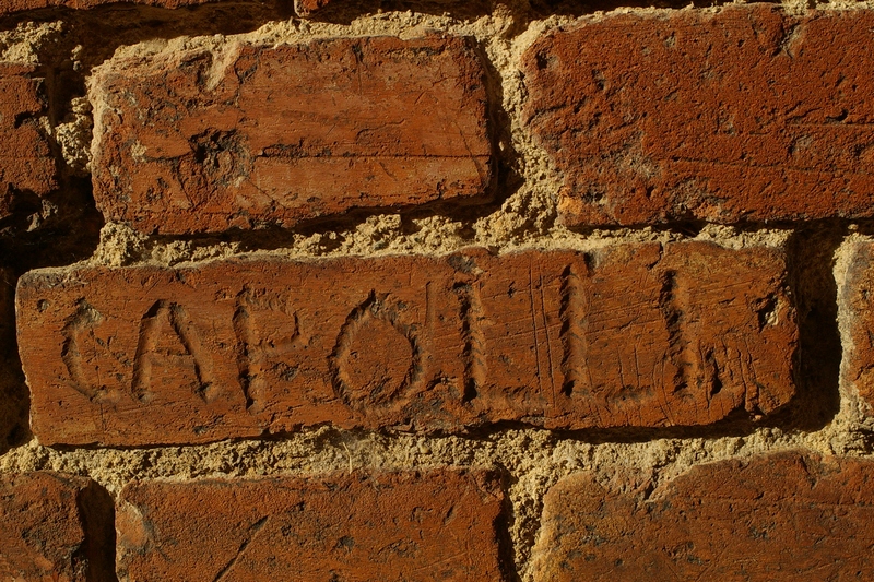 Nomi di persone incisi sui muri della Cittadella di Alessandria. CAROLLI.