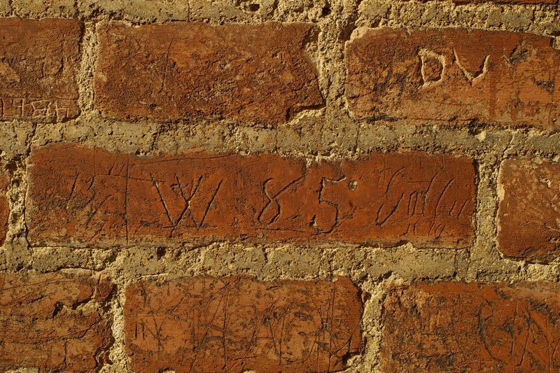 Nomi di persone incisi sui muri della Cittadella di Alessandria. 1885.  W 85 Gallu.