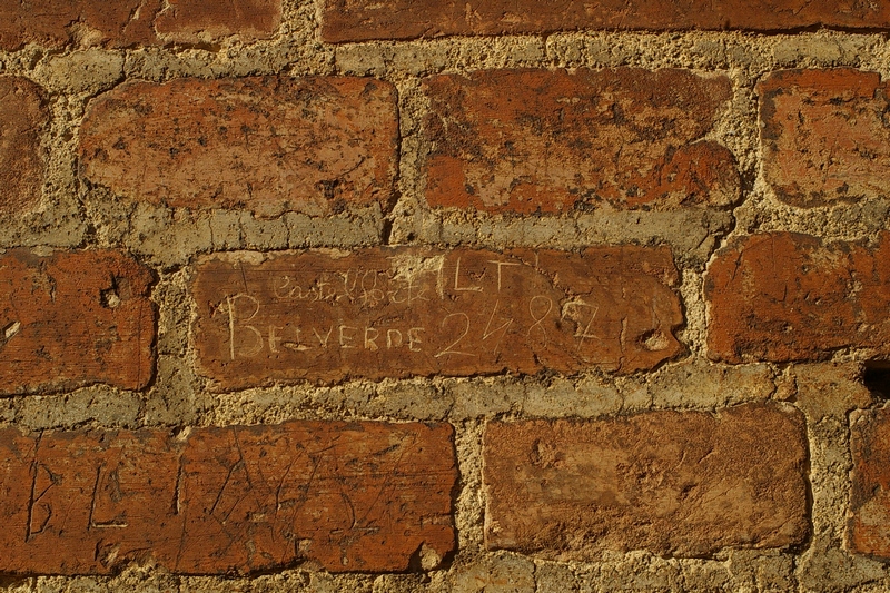 Nomi di persone incisi sui muri della Cittadella di Alessandria. 1987.  Castelforte LT BELVERDE 2/87.