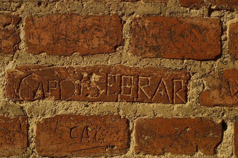 Nomi di persone incisi sui muri della Cittadella di Alessandria. CAP DISEORAR .