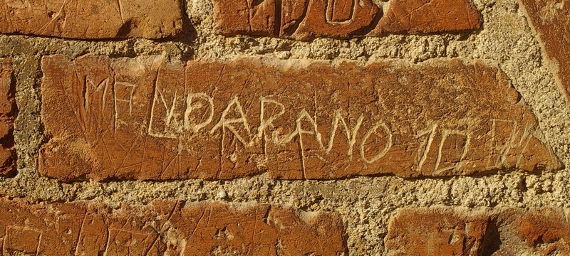 Nomi di persone incisi sui muri della Cittadella di Alessandria. 1981.