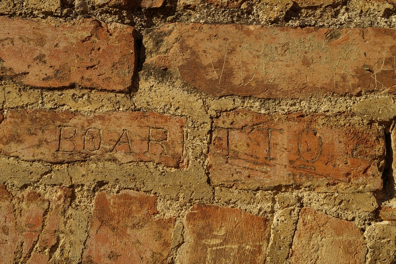 Nomi di persone incisi sui muri della Cittadella di Alessandria. BOARETTO.