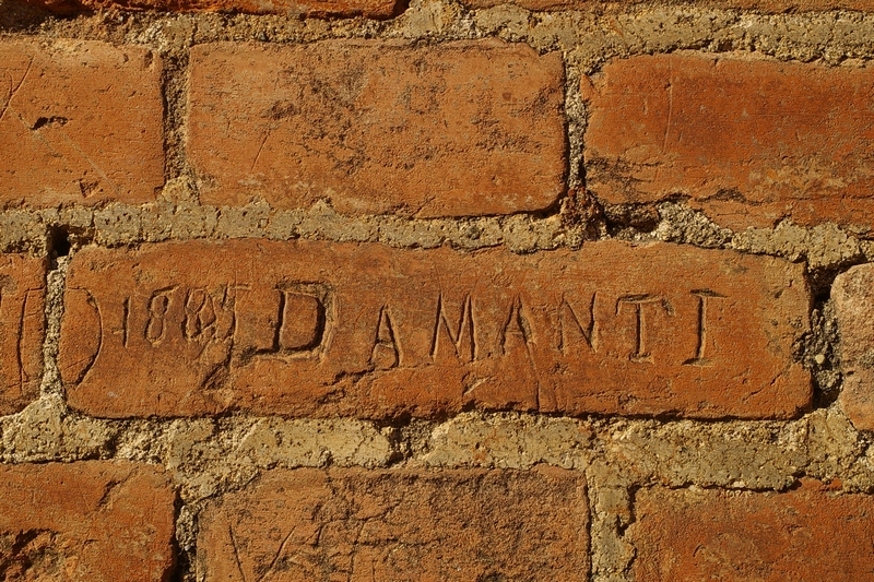 Nomi di persone incisi sui muri della Cittadella di Alessandria. 1885. DAMANTI.