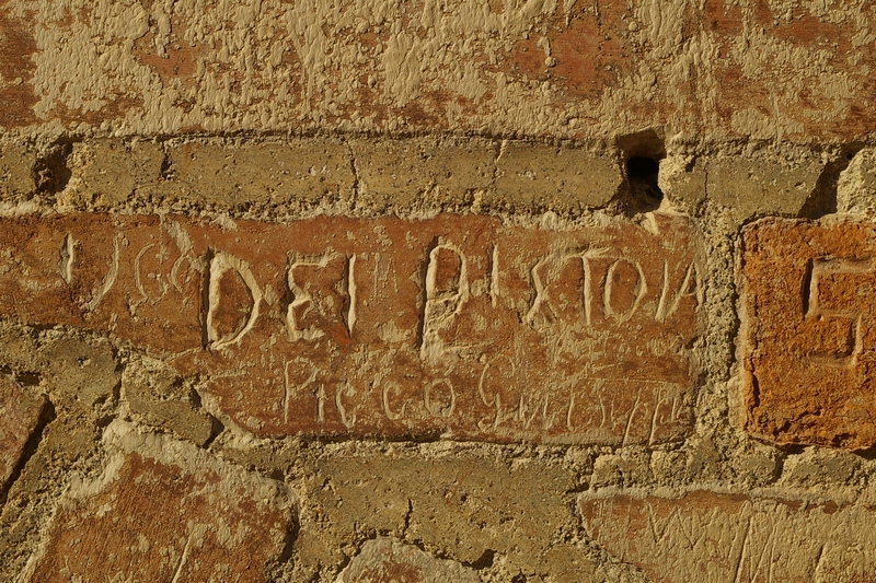 Nomi di persone incisi sui muri della Cittadella di Alessandria. Ug DEI PISTOIA Picco Giuseppe.