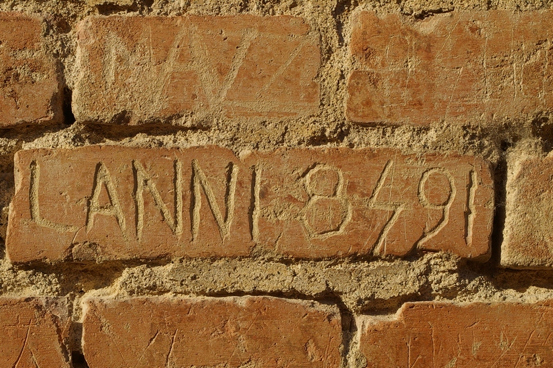 Nomi di persone incisi sui muri della Cittadella di Alessandria. 1991.  LANNI 8 / 91.