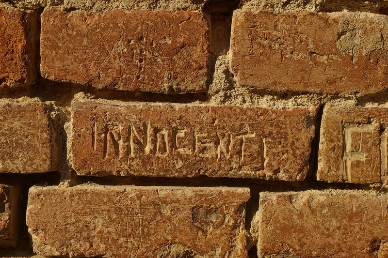 Nomi di persone incisi sui muri della Cittadella di Alessandria. INNOCENTI.