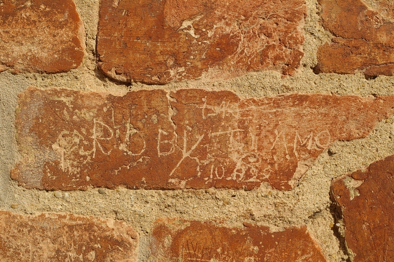 Frasi e disegni incisi sui muri della Cittadella di Alessandria. 1929.  Roby ti amo 10.8.29.