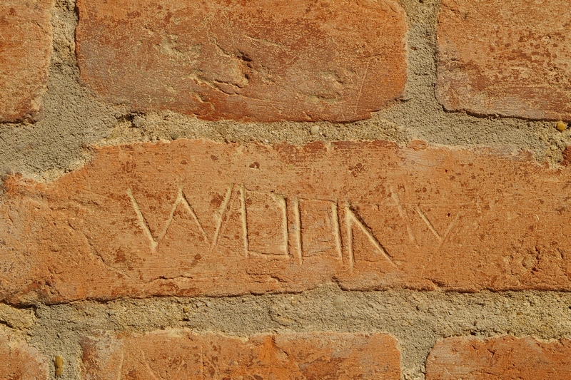 Frasi e disegni incisi sui muri della Cittadella di Alessandria. WOOAY.