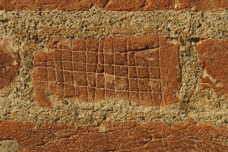 Frasi e disegni incisi sui muri della Cittadella di Alessandria. Disegno a righe incrociate.