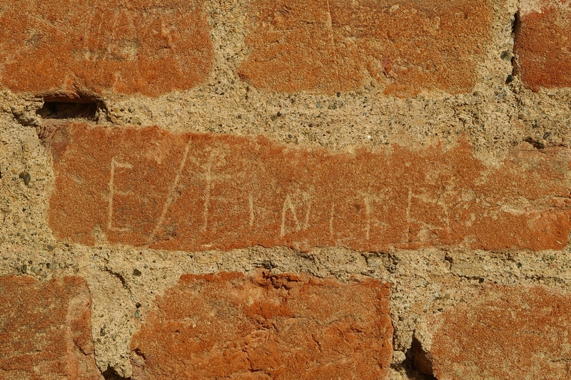 Frasi e disegni incisi sui muri della Cittadella di Alessandria. E' FINITA.