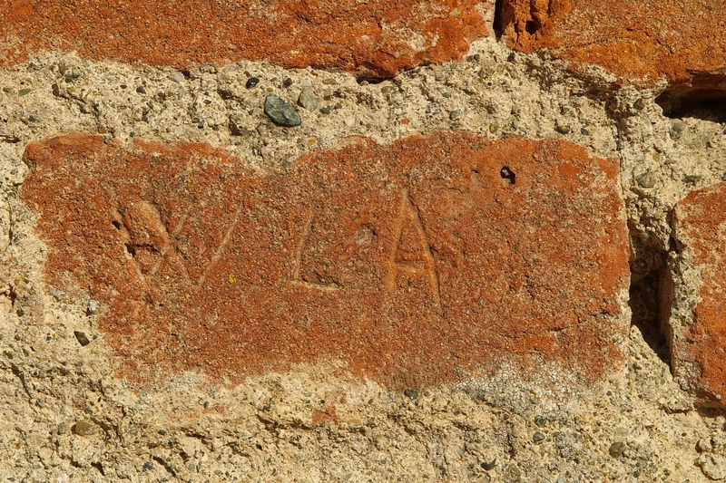 Frasi e disegni incisi sui muri della Cittadella di Alessandria. W  LA.