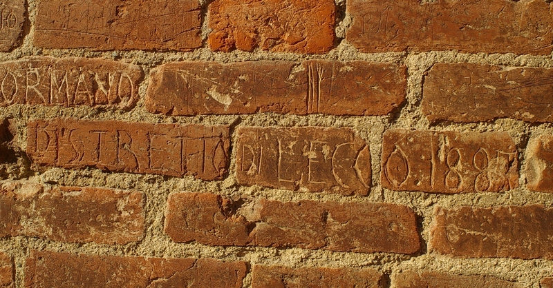 Frasi e disegni incisi sui muri della Cittadella di Alessandria. DISTRETTO DI LECCO. 1887.