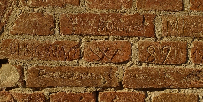 Frasi e disegni incisi sui muri della Cittadella di Alessandria. 1889.  BERGAMO W 89.