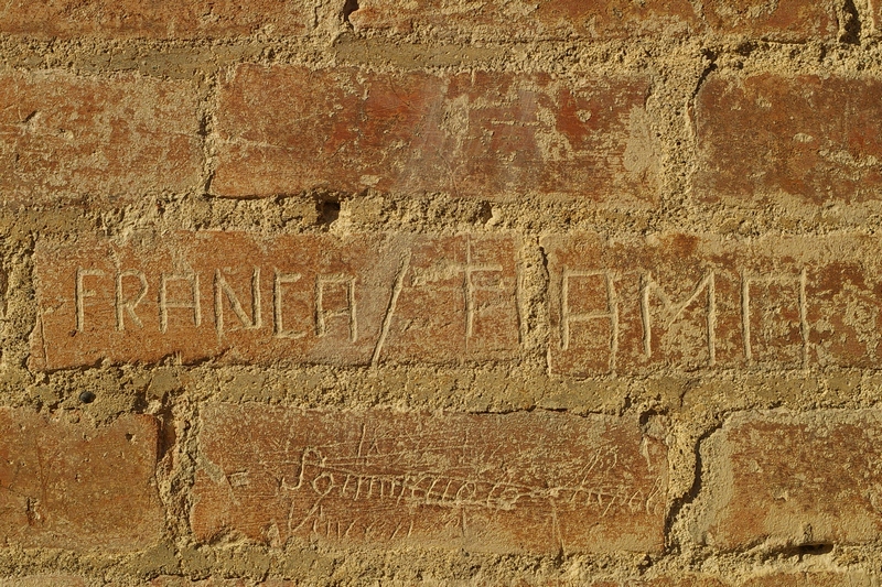 Frasi e disegni incisi sui muri della Cittadella di Alessandria. FRANCA / TI AMO.