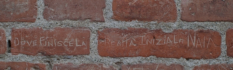 Frasi e disegni incisi sui muri della Cittadella di Alessandria. DOVE FINISCE LA REALTÁ INIZIA LA NAIA.